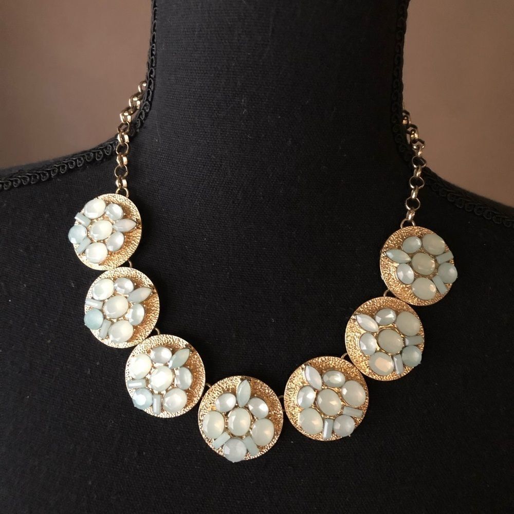 💜2/$25 Flower statement necklace w/Blueglassbeads